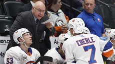 Barry Trotz na stídace New York Islanders.