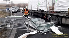 Řidič neupevnil na návěsu nákladního auta náklad a ten mu za jízdy u Draženova...