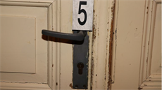 Lupič za použití násilí překonal vchodové dveře a z bytu si chtěl odnést...