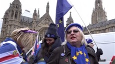 Ped britským parlamentem se stetli odprci i zastánci brexitu