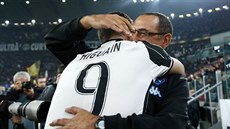 Gonzalo Higuaín v dresu Juventusu objímá svého bývalého kouče Maurizia Sarriho...