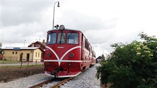 Lokomotiva T47.018 eká v Obratani na jízdu do Jindichova Hradce.