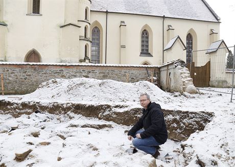 Archeolog Jií Bouda ukazuje místo nálezu pozstatk starého hbitova ve Vreni.