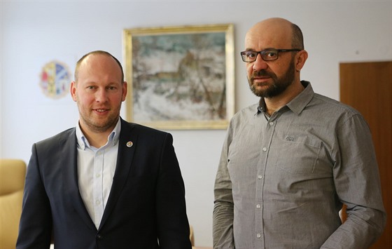 Nový starosta Martin Mrkos (vlevo) a jeho předchůdce v čele Žďáru nad Sázavou...