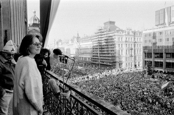 Marta Kubiová vystoupila v Den lidských práv 10. prosince 1989 na manifestaci...