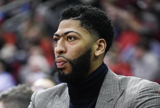 Anthony Davis je zranný, sleduje zápas New Orleans s Houstonem.