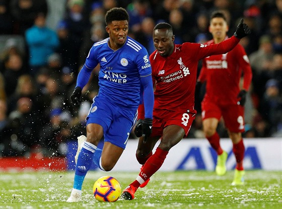 Demarai Gray (vlevo) z Leicesteru pod tlakem Nabyho Keity z Liverpoolu.