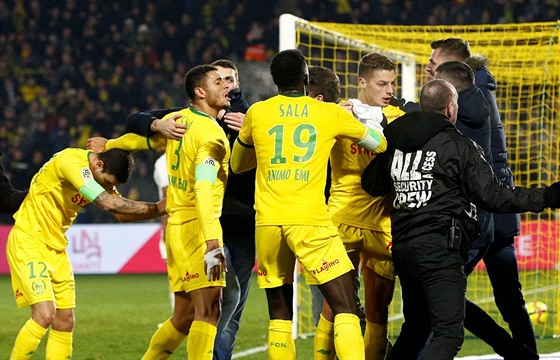 Fotbalisté Nantes slaví gól.