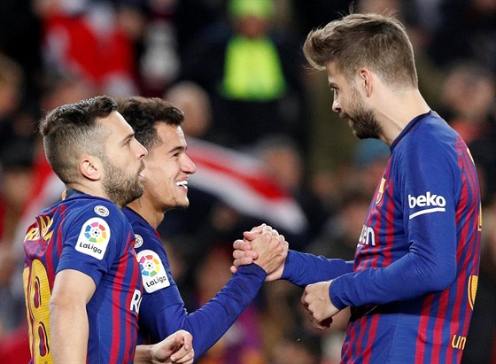 Jordi Alba, Philippe Coutinho a Gerard Pique (zleva) slaví gól Barcelony.
