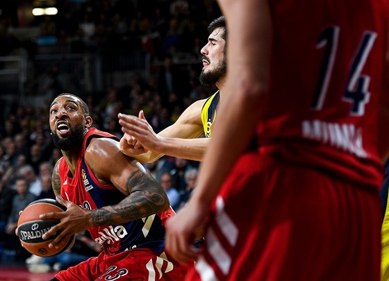 Derrick Williams (vlevo) z Bayernu se tlaí ke koi Fenerbahce kolem Nikoly...