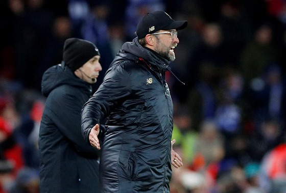 Liverpoolský trenér Jürgen Klopp kií a gestikuluje bhem utkání proti...