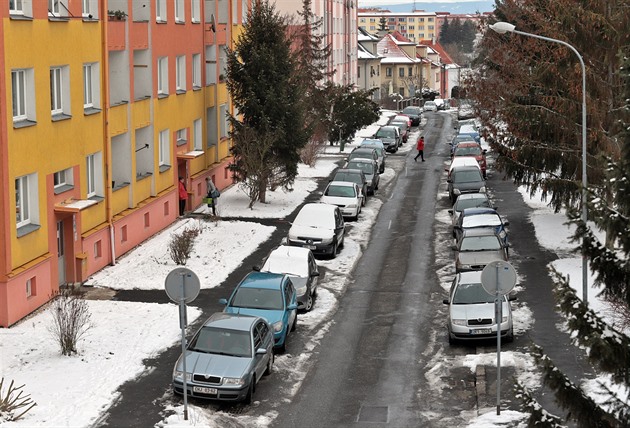 Ulice V Zahradách v Chebu zaplnná zaparkovanými automobily.