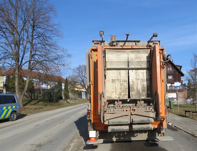 Pi couvání pimákl idi popeláského vozu svého kolegu do zdného sloupku...