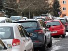 Ulice V Zahradách v Chebu zaplnná zaparkovanými automobily.