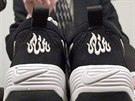 Podobu s arabským nápisem Alláh mly u boty Nike Air Bakin v roce 1997.