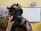 Vojáci pivezli kolákm protichemické obleky i masky