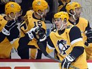 Sidney Crosby z Pittsburgh Penguins pijímá gratulace spoluhrá ke gólu.