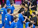 Basketbalisté Opavy (vlevo) a Tenerife se zdraví ped zápasem Ligy mistr.
