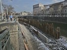 Budovn nplavky na levm behu Radbuzy v centru Plzn zbrzdily dohady o...