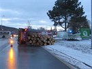 Kamion peváející devo najel v Plané na Tachovsku na stedový ostrvek a...