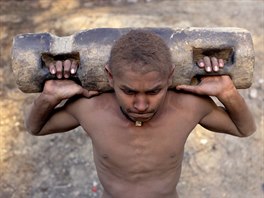 TRÉNINK. Wrestler v pákistánském Lahore trénuje ped zápasem v tradiním...