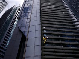 LEZEC. Francouz Alain Robert známý jako "francouzský Spiderman" plhá po...