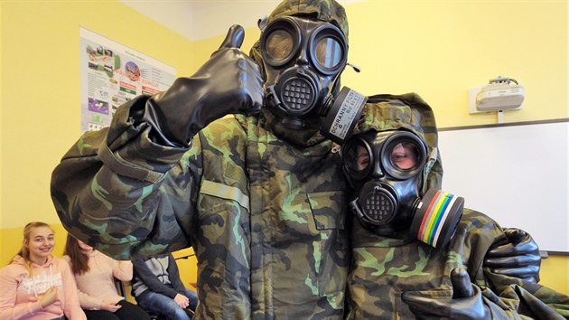 Žáci karlovarské ZŠ Dukelských hrdinů se při akci POKOS (Příprava občanů k obraně státu) dozvěděli od vojáků mimo jiné vše o technice pro detekci chemických látek a vyzkoušeli si protichemické obleky a ochranné masky.