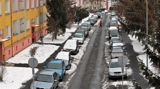 Ulice V Zahradch v Chebu zaplnn zaparkovanmi automobily.