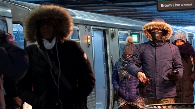 Cestující vystupují v extrémních mrazech z vlaku v Chicagu. (30. ledna 2019)