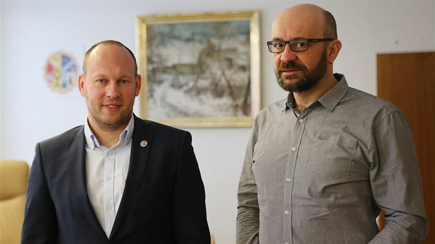 Nový starosta Martin Mrkos (vlevo) a jeho předchůdce v čele Žďáru nad Sázavou Zdeněk Navrátil