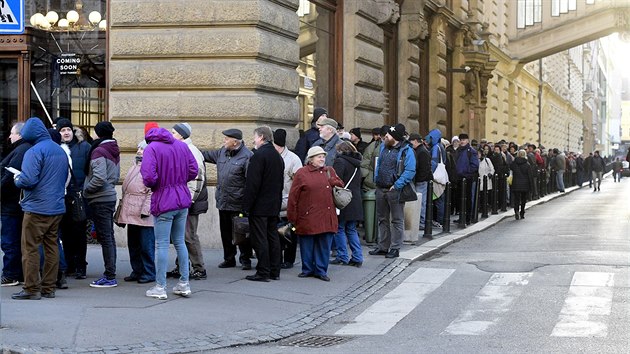 Ped praskou centrlou NB v ulici Na Pkop se 30. ledna 2019 vinula fronta nkolika stovek lid.