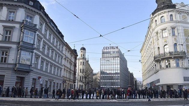 Dlouh fronta zjemc o dvacetikoruny ped pobokou NB v Brn.