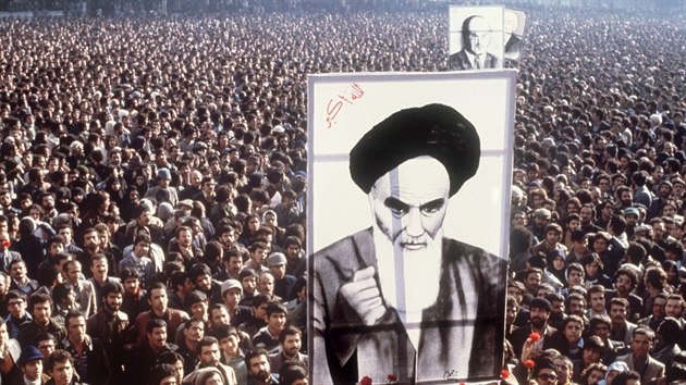 rnci protestujc proti monarchovi Mohammadu Rzovi Pahlavmu dr velk portrt ajatollha Ruhollha Chomejnho. (1. ledna 1979)