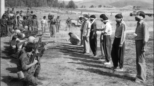 Poprava rnskch kontrarevolucion. Vtina z nich byli Kurdov. (27. srpna 1979)
