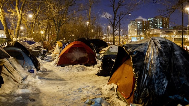 Extrémně mrazivé podmínky v americkém Chicagu musejí někteří jeho obyvatelé vydržet ve stanech. (29. ledna 2019)