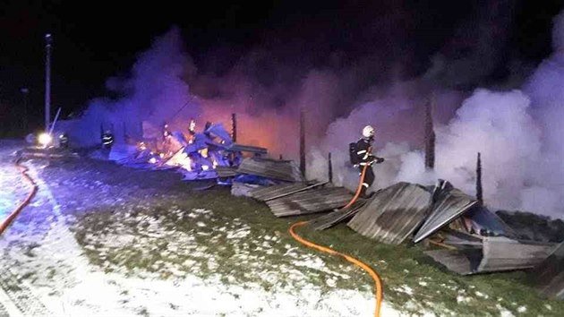 Požár zemědělského areálu, při němž v Ratibořicích u Jaroměřic nad Rokytnou uhynulo šest tisíc kachen.