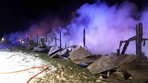 Požár zemědělského areálu, při němž v Ratibořicích u Jaroměřic nad Rokytnou uhynulo šest tisíc kachen.