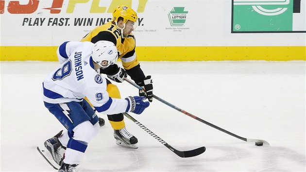 Dominik Simon z Pittsburgh Penguins ujd s pukem, dor na nj Tyler Johnson z Tampa Bay Lightning.