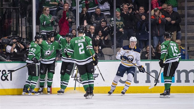 Hokejist Dallasu, mezi nimi i Radek Faksa, slav trefu svho kapitna Jamieho Benna proti Buffalu.