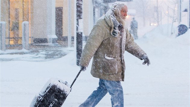 Muž s kufrem ve sněhové bouři v Buffalu. (30. ledna 2019)