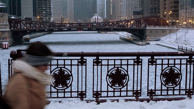 Chodec u eky Chicago ve stejnojmennm mst. (30. ledna 2019)