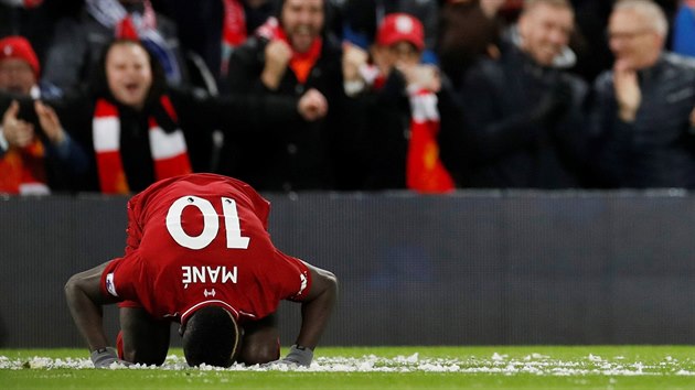 Sadio Man oslavuje gl Liverpoolu proti Leicesteru.