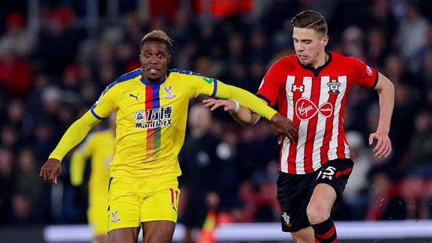 Wilfried Zaha (vlevo) z Crystal Palace unik Janu Bednarkovi ze Southamptonu.