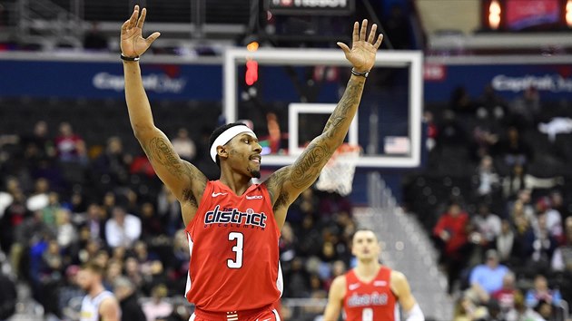 Bradley Beal (vlevo) z Washingtonu se raduje, v pozad Sam Dekker.