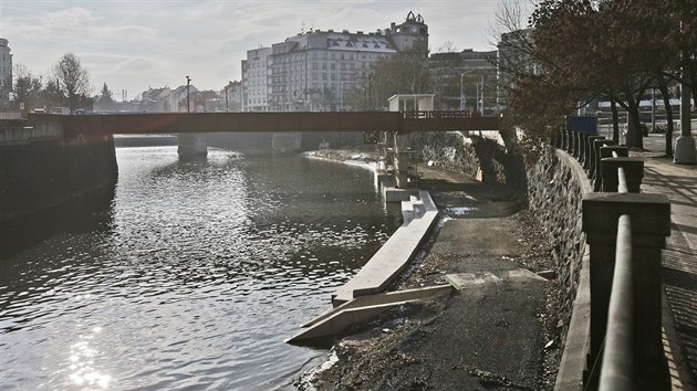 Budování náplavky na levém břehu Radbuzy v centru Plzně zbrzdily dohady o podobě kavárny. Otevírat by se měla v květnu. (23. 1. 2019)