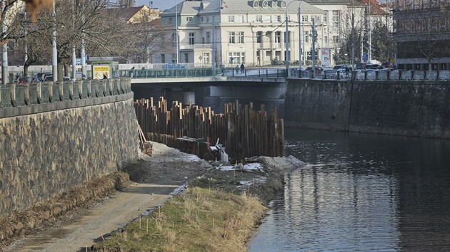 Budovn nplavky na levm behu Radbuzy v centru Plzn zbrzdily dohady o podob kavrny. Otevrat by se mla v kvtnu. (23. 1. 2019)
