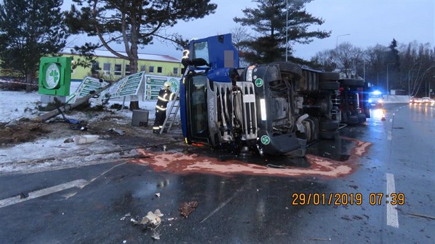 Kamion převážející dřevo najel v Plané na Tachovsku na středový ostrůvek a převrátil se. Škoda je více než půl milionu korun.