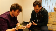 Pracovníci libereckého K-centra v nových prostorách p�edvádí, jak se v praxi...