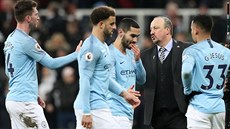 Trenér Newcastlu Rafael Benítez se po utkání zdraví s fotbalisty Manchesteru...