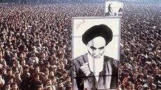 Íránci protestující proti monarchovi Mohammadu Rézovi Pahlavímu drí velký...